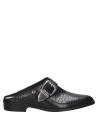 Mule femenino de cuero negro con textura reptil y hebilla, ideal para ocasiones semiformal.