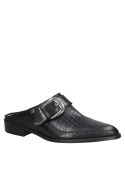 Zapato mule de cuero negro reptil con hebilla, diseño chic y versátil para mujer.