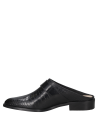 Mule de cuero negro reptil con hebilla metálica, diseño casual urbano para mujer.