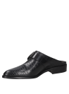 Zapato mule negro de cuero reptil para mujer con hebilla plateada, estilo casual y sofisticado.