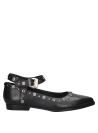 Elegante zapato de cuero negro con detalles punk chic, perfecto para eventos informales y reuniones sociales.
