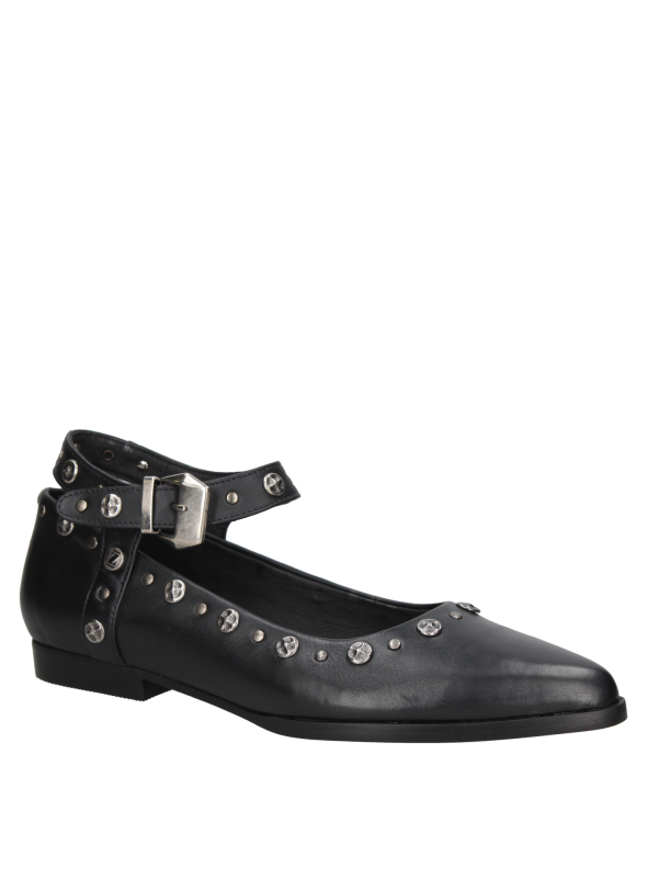 Zapato cerrado de cuero negro con punta redondeada y decoración metálica, look contemporáneo para mujer.