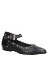 Zapato cerrado de cuero negro con punta redondeada y decoración metálica, look contemporáneo para mujer.