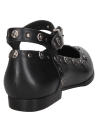 Calzado de cuero negro con textura lisa y detalles metálicos, estilo casual moderno para mujer.