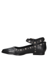 Zapato de cuero negro con hebilla y correa en el tobillo, diseño alternativo y sofisticado para mujer.