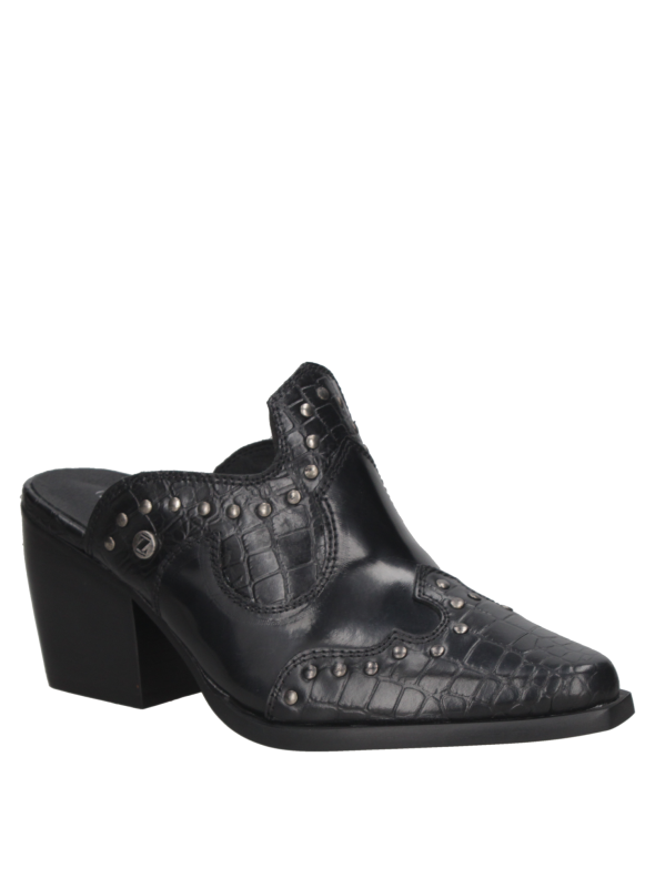 Elegante zapato vaquero para mujer, cuero negro, textura brillante, tachas decorativas y punta almendra.