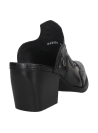 Zapato de mujer, cuero negro texturizado, estilo vaquero, detalles metálicos y diseño sofisticado.