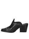 Calzado femenino en cuero negro, estilo vaquero con punta almendra y detalles modernos en el empeine.