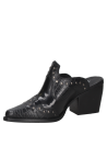 Zapato vaquero negro de cuero con textura de cocodrilo y tachas metálicas, diseño elegante para mujer.