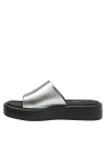 Calzado casual con suela gruesa negra, ideal para estilo sport-chic.