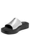 Sandalia de cuero plateado metálico para mujer, diseño minimalista y elegante.