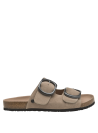Sandalia femenina taupe en cuero suave, estilo boho, ideal para combinar con vestidos veraniegos.