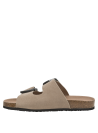 Elegante sandalia casual de cuero taupe con hebillas grandes, ideal para el verano.