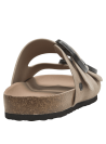 Sandalia taupe de cuero suave con hebillas oscuras, ideal para mujer en estilo casual.