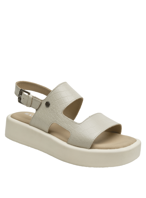 Sandalia casual de cuero beige con textura reptil, tiras anchas y suela cómoda para salidas informales.