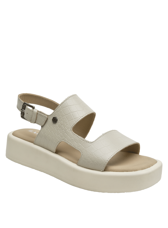 Sandalia casual de cuero beige con textura reptil, tiras anchas y suela cómoda para salidas informales.