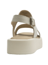 Elegante sandalia de cuero beige con diseño minimalista y hebilla lateral, perfecta para clima cálido.