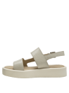Sandalia de cuero beige texturizado con tiras anchas y suela gruesa, ideal para un look casual chic.