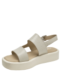 Sandalia de cuero beige para mujer con textura de reptil y cierre de hebilla, estilo casual y minimalista.