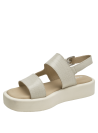 Sandalia de cuero beige para mujer con textura de reptil y cierre de hebilla, estilo casual y minimalista.