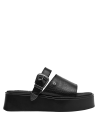 Sandalia de plataforma negra para mujer, estilo audaz en cuero con hebilla decorativa.