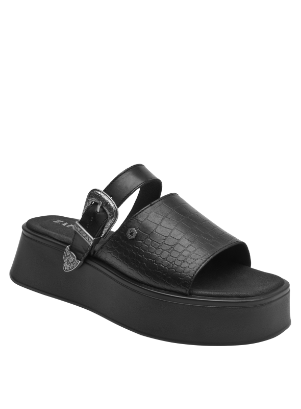 Sandalia de cuero negro con textura sofisticada y detalles metálicos para mujer.