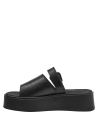 Sandalia chunky negra de cuero para mujer con plataforma alta y diseño moderno.