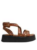 Sandalia boho chic de cuero camel con plataforma y hebillas ajustables, ideal para looks relajados.