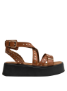 Sandalia boho chic de cuero camel con plataforma y hebillas ajustables, ideal para looks relajados.
