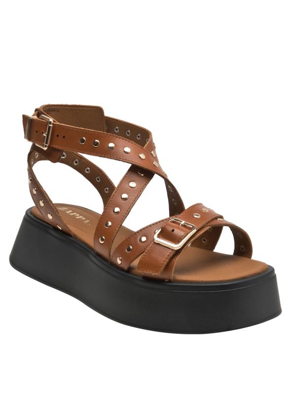 Calzado casual femenino en cuero camel, versátil con jeans o vestidos bohemios.