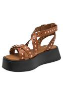 Sandalia de cuero camel para mujer con tachuelas metálicas y hebillas, estilo casual boho chic.