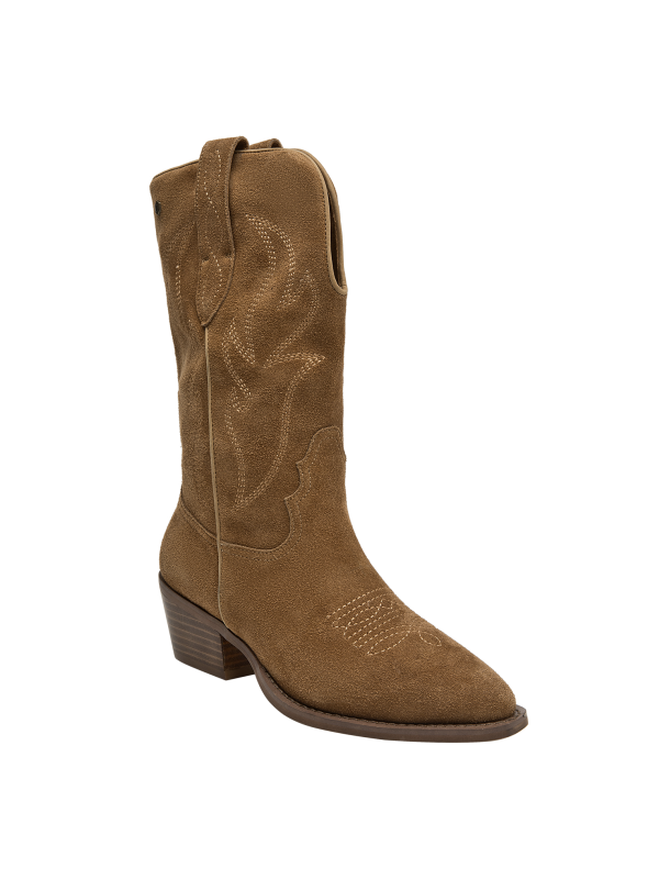 Bota camel de cuero suave con detalles vaqueros, versátil para combinar con jeans o faldas.