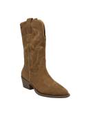 Bota camel de cuero suave con detalles vaqueros, versátil para combinar con jeans o faldas.