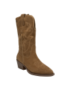 Bota camel de cuero suave con detalles vaqueros, versátil para combinar con jeans o faldas.