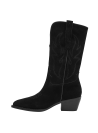 Detalle del bordado distintivo en el lateral de la bota vaquera de cuero negro para mujer.