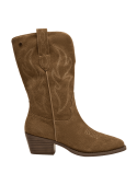 Bota vaquera de cuero camel para mujer con bordados decorativos y taco cubano estilizado.