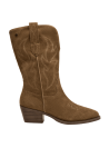 Bota vaquera de cuero camel para mujer con bordados decorativos y taco cubano estilizado.