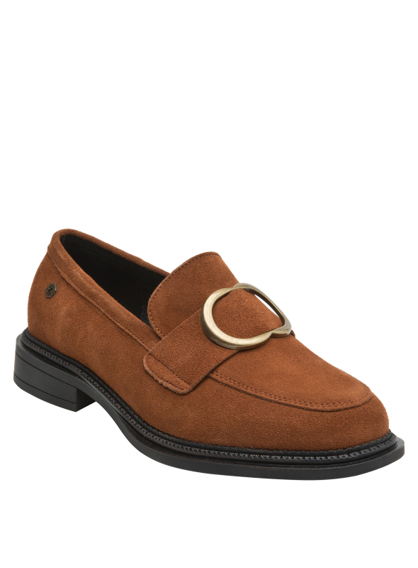 Mocasín femenino de cuero café, sofisticado y adaptable a múltiples combinaciones.