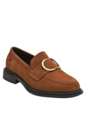 Mocasín femenino de cuero café, sofisticado y adaptable a múltiples combinaciones.