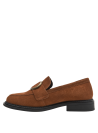 Mocasín de mujer en cuero café con diseño clásico y detalle moderno de anillo metálico.