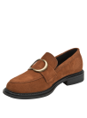 Elegante mocasín femenino en cuero café, ideal para estilo casual y formal.