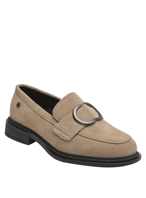 Calzado de cuero taupe con textura suave y detalle en aro, adecuado para combinar con faldas o jeans.