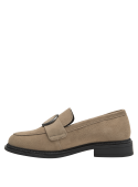 Mocasín femenino en cuero mate taupe, con adorno moderno, versátil para oficina y salidas casuales.