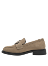Mocasín femenino en cuero mate taupe, con adorno moderno, versátil para oficina y salidas casuales.