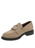 Zapato de cuero beige con diseño elegante, perfecto para moda smart casual y paseos urbanos.