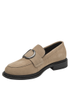 Zapato de cuero beige con diseño elegante, perfecto para moda smart casual y paseos urbanos.