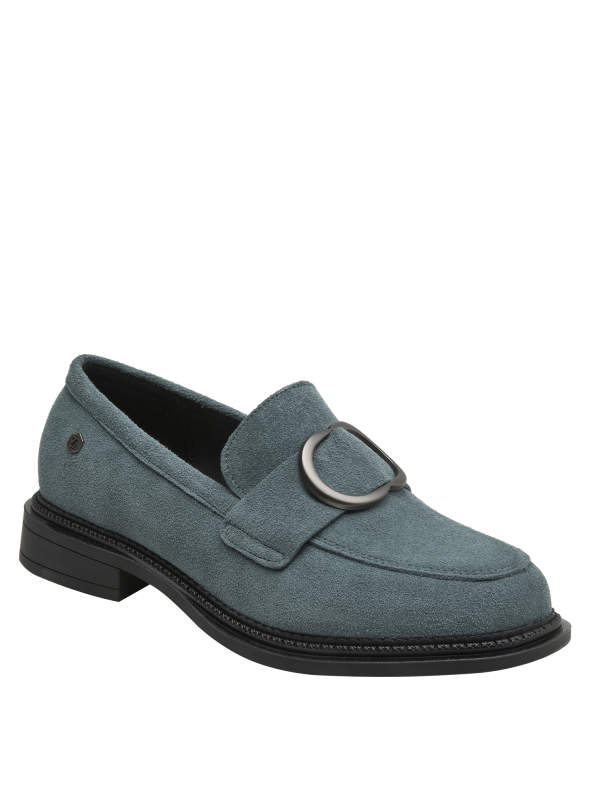 Mocasín casual de cuero celeste, con diseño clásico y hebilla decorativa en el empeine.