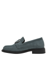 Elegante mocasín de cuero azul grisáceo con textura de ante y suela negra, para mujer.