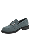Detalle de hebilla metálica en mocasín celeste de cuero, ideal para look smart casual femenino.