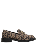 Elegante mocasín de cuero leopardo con detalles metálicos, perfecto para un look audaz.